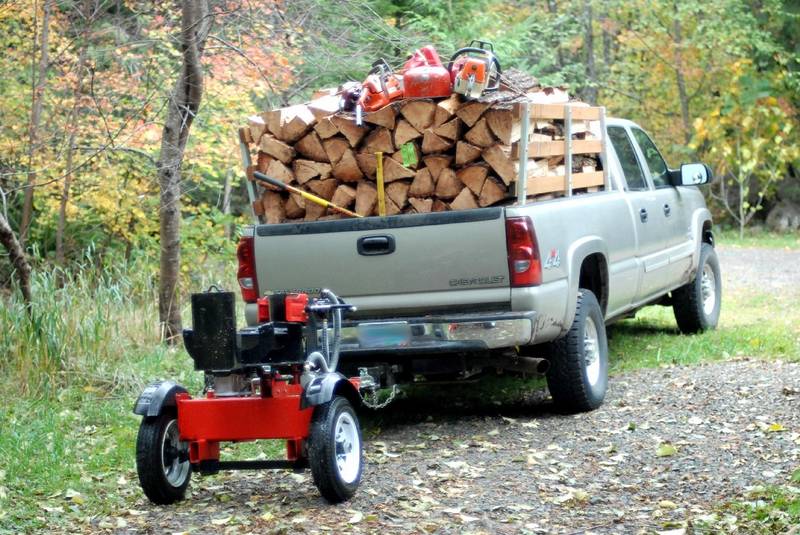 Logsplitter and truck